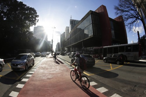 Avenida Paulista ciclovia 290615 Foto JoseCordeiro 0240 2 500x334 - SP de Bike: novo site traz opções de roteiros turísticos usando sua bike!