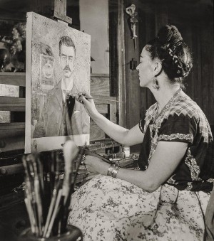 Frida Kahlo Pintando Foto Zupi 300x339 - Exposição sobre Frida Kahlo desembarca no Tomie Ohtake