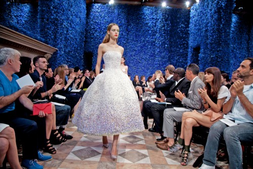 desfile vestido branco 500x333 - Dior e Eu: a evolução de um grande estilista