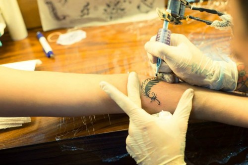 filipe tatuando berlin 500x334 - Artista brasiliense realiza 1ª expo em SP