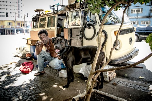 Imagem retratos de moradores de ruas e seus cães 5 500x333 - Retratos de moradores de ruas e seus cães