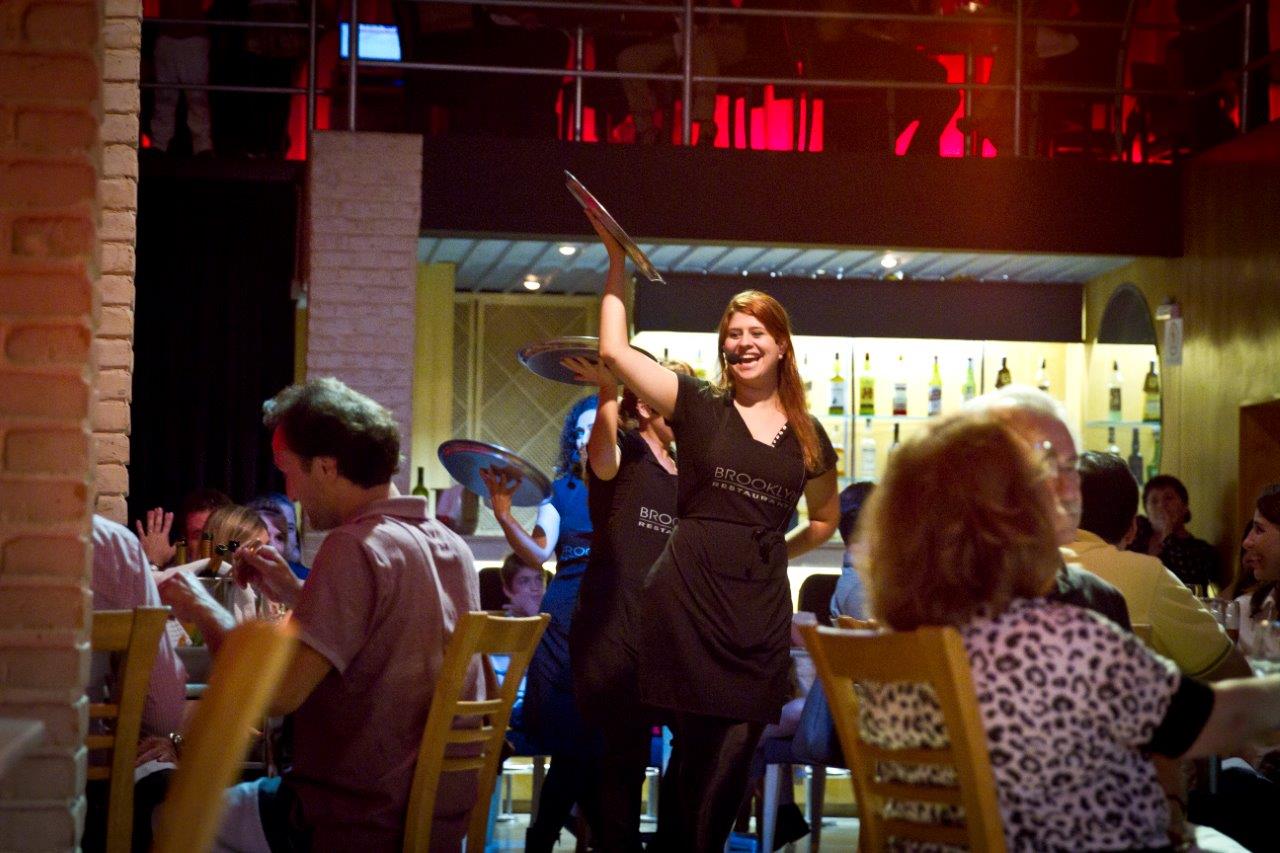 Garçons cantam dançam e claro servem no Brooklyn Restaurante - Um pedacinho do Brooklyn em SP!