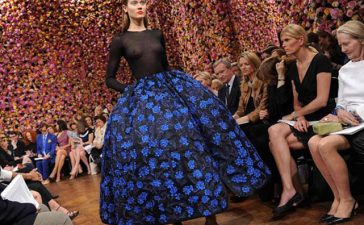 desfile vestido azul 364x225 - Dior e Eu: a evolução de um grande estilista