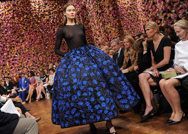 desfile vestido azul - Dior e Eu: a evolução de um grande estilista