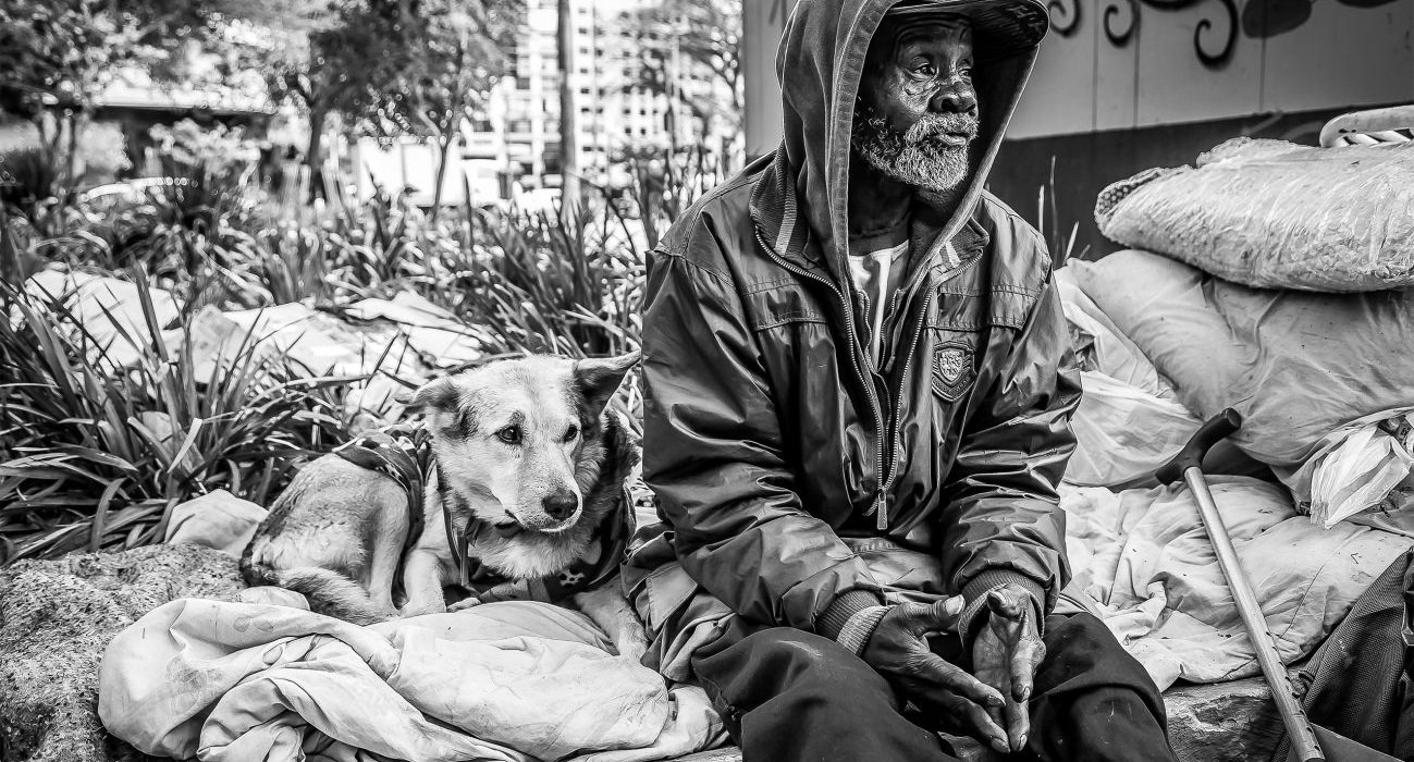 Imagem retratos de moradores de ruas e seus cães 1299x700 - Retratos de moradores de ruas e seus cães