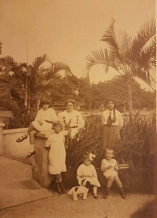 ana maria weiszflog e filhos jardim da residencia por volta de 1910 500x695 - Série Avenida Paulista: o casarão dos Weiszflog na esquina da Alameda Campinas.