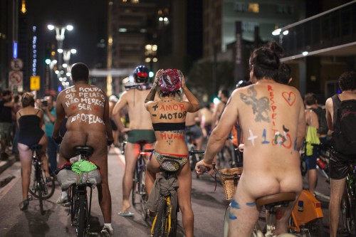 Cicloativistas fazem protesto nus na Avenida Paulista 500x333 - Série Avenida paulista: 125 anos com o povo nas ruas!