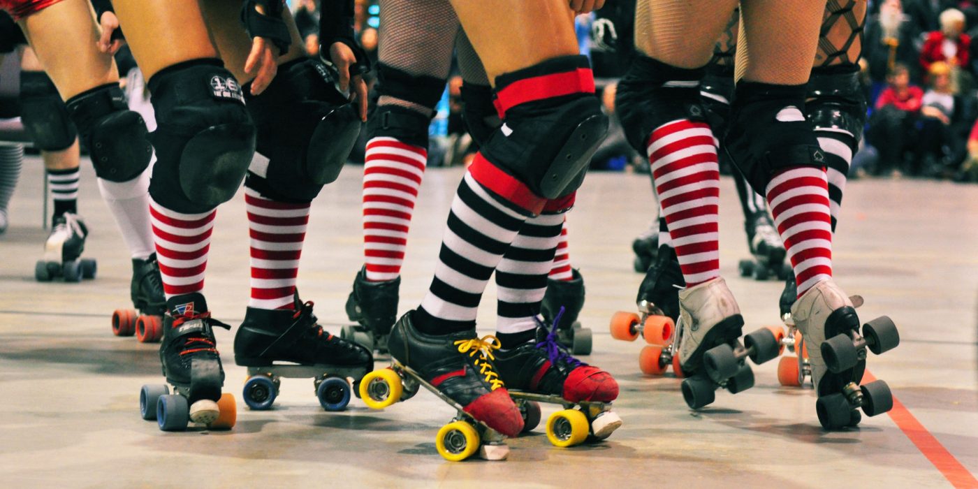 Roller derby1 1400x700 - Liga de patins para mulheres em SP