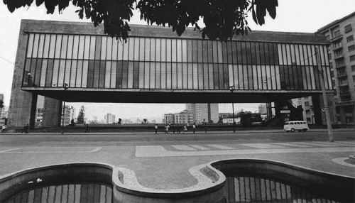 Estadão Espelhos dágua em frente ao Museu de Arte de São Paulo Masp ainda intactos em 1970. 2 500x286 - Série Avenida Paulista: Belvedere ao MASP - exposição fotográfica virtual.