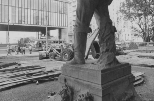 Estadão O espelho dágua foi retirado em 1973 por causa do encurtamento das calçadas previsto no projeto Nova Paulista 500x327 - Série Avenida Paulista: Belvedere ao MASP - exposição fotográfica virtual.