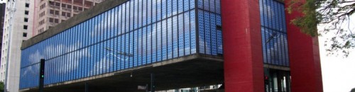Intervenção da artista Regina Silveira nas janelas do Masp. Silveira revestiu as 202 janelas do edifício com imagens de um céu com nuvens simulando um bordado 500x130 - Série Avenida Paulista: Belvedere ao MASP - exposição fotográfica virtual.