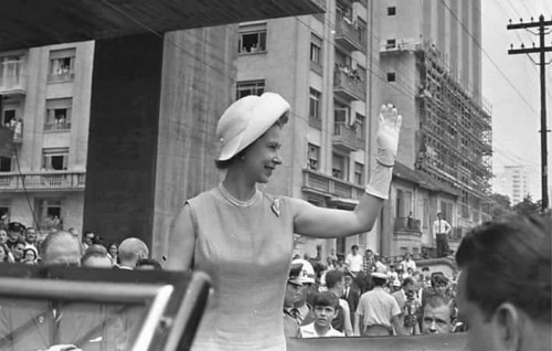 ainha Elizabeth II da Inglaterra desfilando em carro aberto pela Avenida Paulista em 8 novembro de 1968 data da inauguração da nova sede do Masp juntamente com o marido Príncipe Philip 500x318 - Série Avenida Paulista: Belvedere ao MASP - exposição fotográfica virtual.