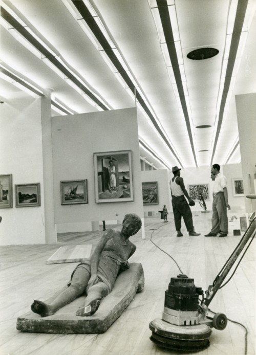 montagem primeira Bienal 1951 Foto Peter Scheier 500x694 - Série Avenida Paulista: Belvedere ao MASP - exposição fotográfica virtual.
