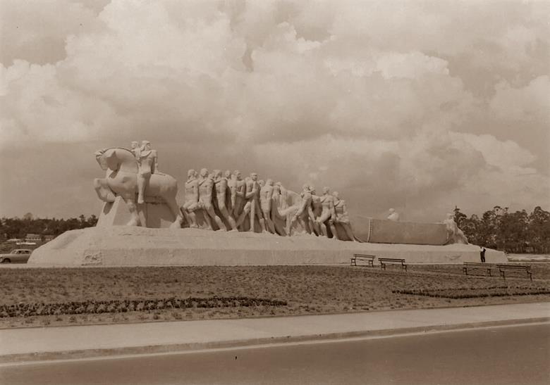 monumento 1953 - Monumento às Bandeiras: história, banho de tinta e eleição