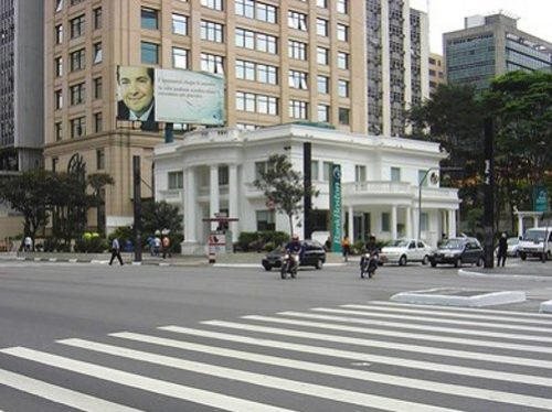 bank boston 500x374 - Série Avenida Paulista: a mansão das famílias Rocha Azevedo, Hannud e o Natal
