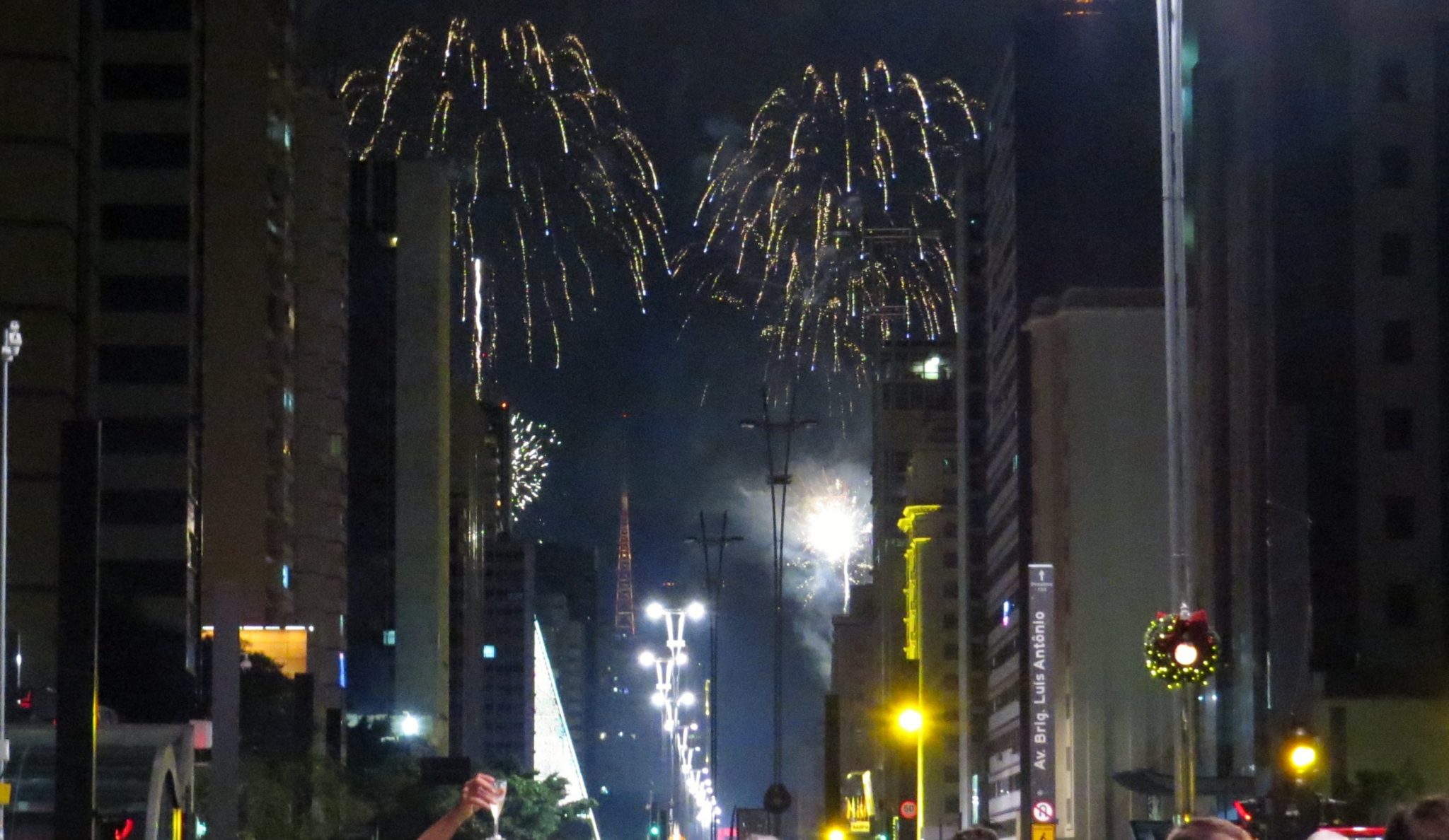 cyberspacetime - São Paulo tem festa de Réveillon na rua, cercada por muita gente animada!