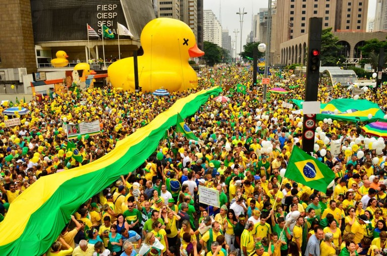 manifestantes pro impeachment se concentram na avenida paulista 768x509 - Serie Avenida Paulista: 125 anos e 1 mês da avenida símbolo de São Paulo