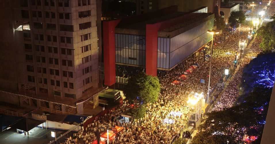 portal braganca neus - São Paulo tem festa de Réveillon na rua, cercada por muita gente animada!