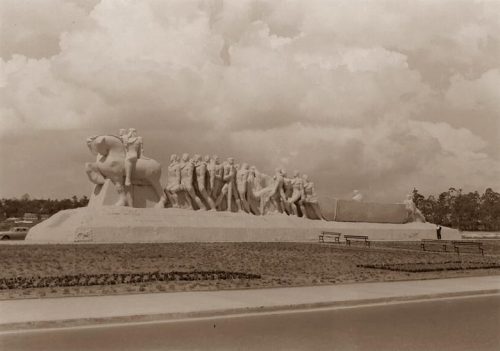 monumento as bandeiras 1953 500x351 - 463 anos de São Paulo em fatos e fotos