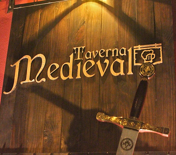 cena medieval - Hambúrguer bom em uma taverna medieval em São Paulo!