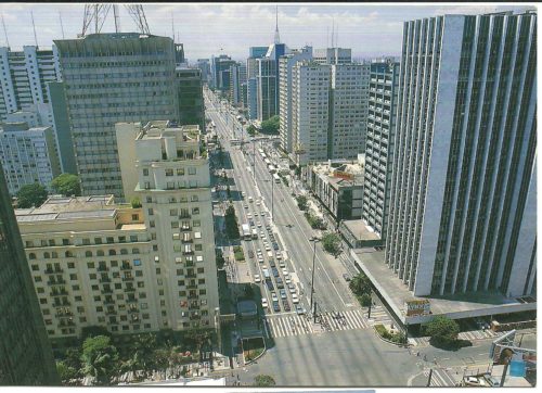 aprox 1994 feita do alto do edificio da gazeta em direcao ao inicio da avenida 500x362 - Série Avenida Paulista: a história retratada em cartões postais