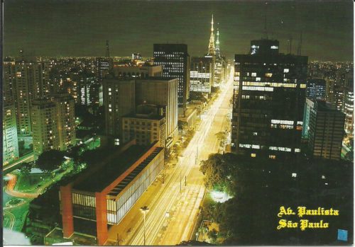 uma vista noturna da regiao do masp om a iluminacao antiga 500x349 - Série Avenida Paulista: a história retratada em cartões postais