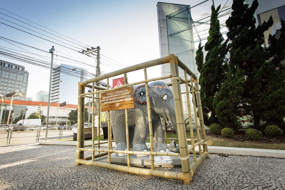 lucaewbank jaula 1 - Amarula e Santuário de Elefantes enjaulam obras da Elephant Parade