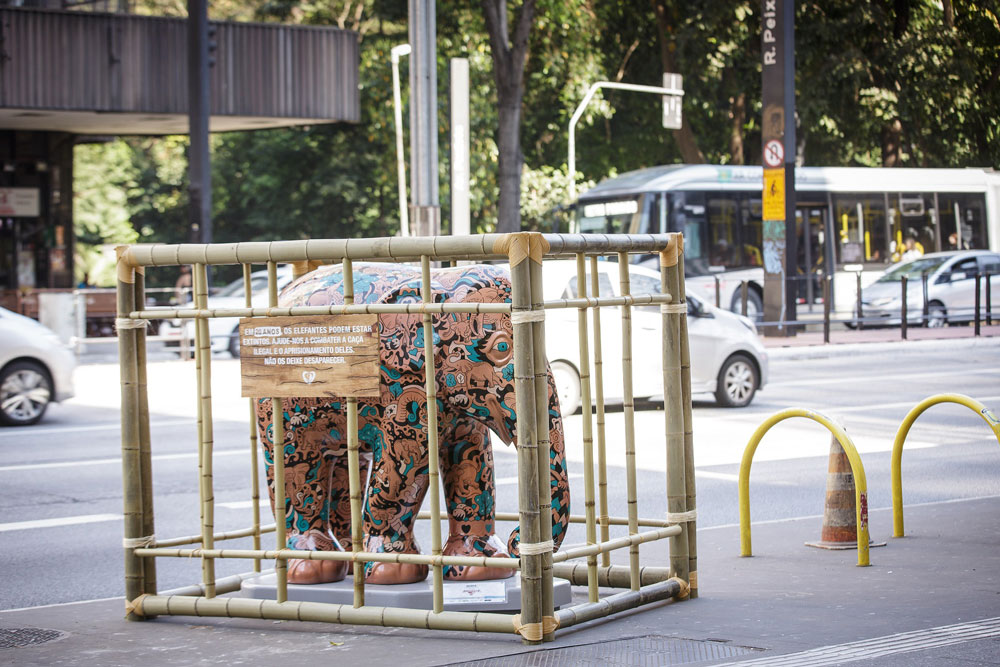 mauromartins jaula - Amarula e Santuário de Elefantes enjaulam obras da Elephant Parade
