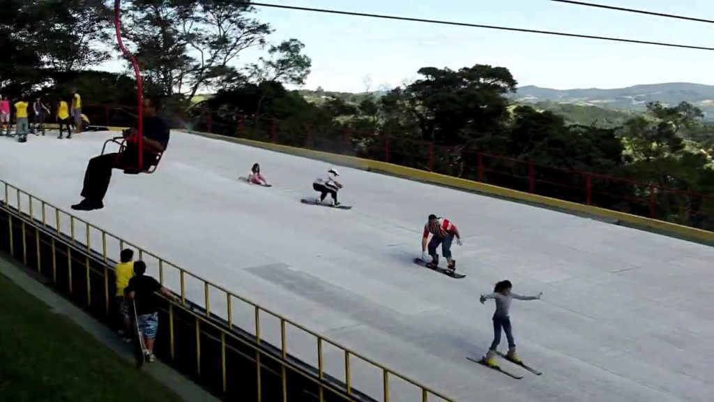 Tem pista de ski e snowboard bem pertinho de São Paulo!