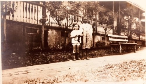 meu pai rodolpho coimbra brincando com filho de colono em 1924 500x289 - Série Avenida Paulista: a vida e o palacete da Baronesa de Arary