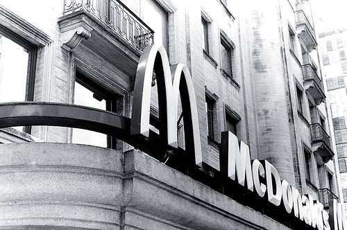 o primeiro mcdonalds foi inaugurado em 27 de fevereiro de 1981 500x332 - Série Avenida Paulista: Quinzinho, Dener, McDonald's e Savoy