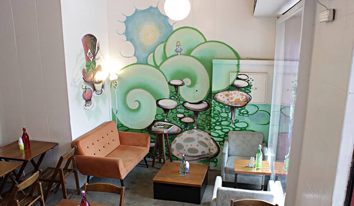 Uma cafeteria inspirada em Lewis Carrol!