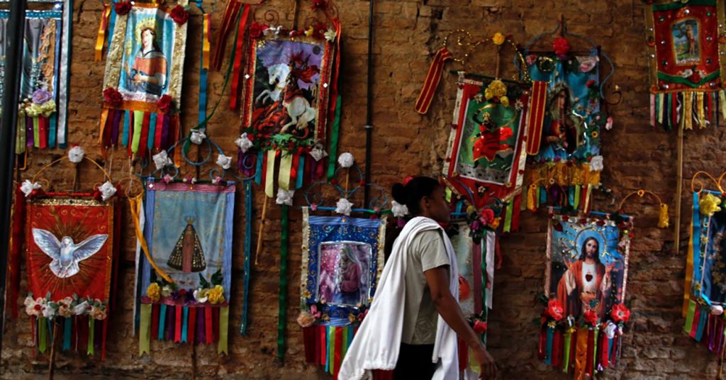 Uma exposição linda nos mostra os Orixás das religiões de matriz africana! Uma exposição linda nos mostra os Orixás das religiões de matriz africana!