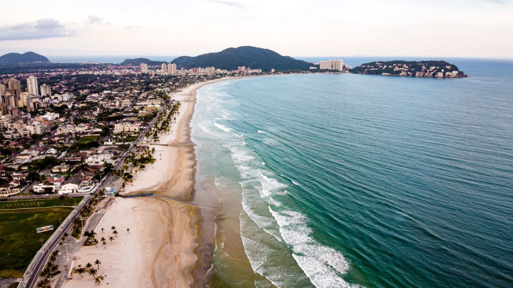 Quais as melhores praias do Guarujá para conhecer e se divertir?