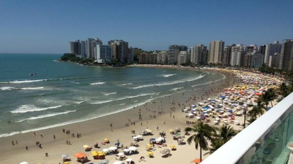 praia das asturias 1024x576 - Quais as melhores praias do Guarujá para conhecer e se divertir?
