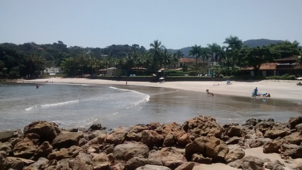 praia de conchas guaruja canto esquerdo pedras 1024x576 - Quais as melhores praias do Guarujá para conhecer e se divertir?